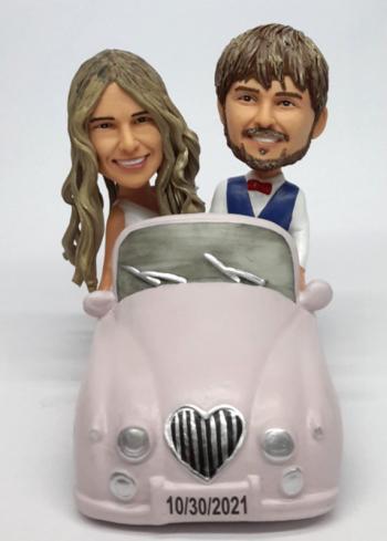 Custom bobbleheads wedding couple in car